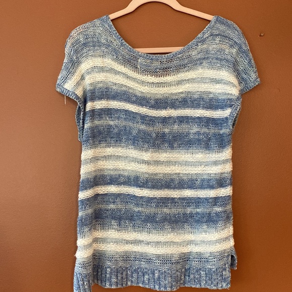 Hollister ladies knitted short sleeved shirt in size small. - Picture 2 of 7